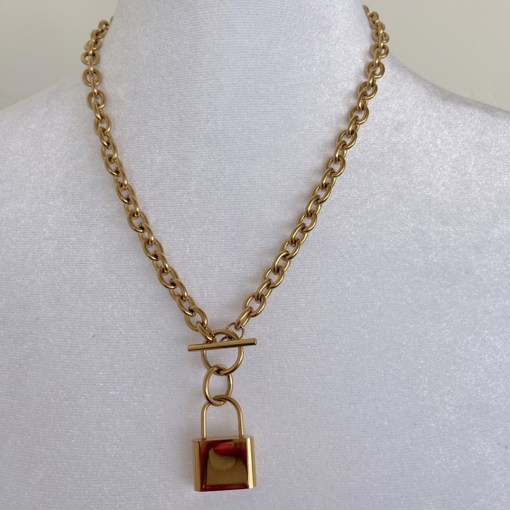 Ellie Vail: Gold Padlock Necklace - Picture 2 of 5